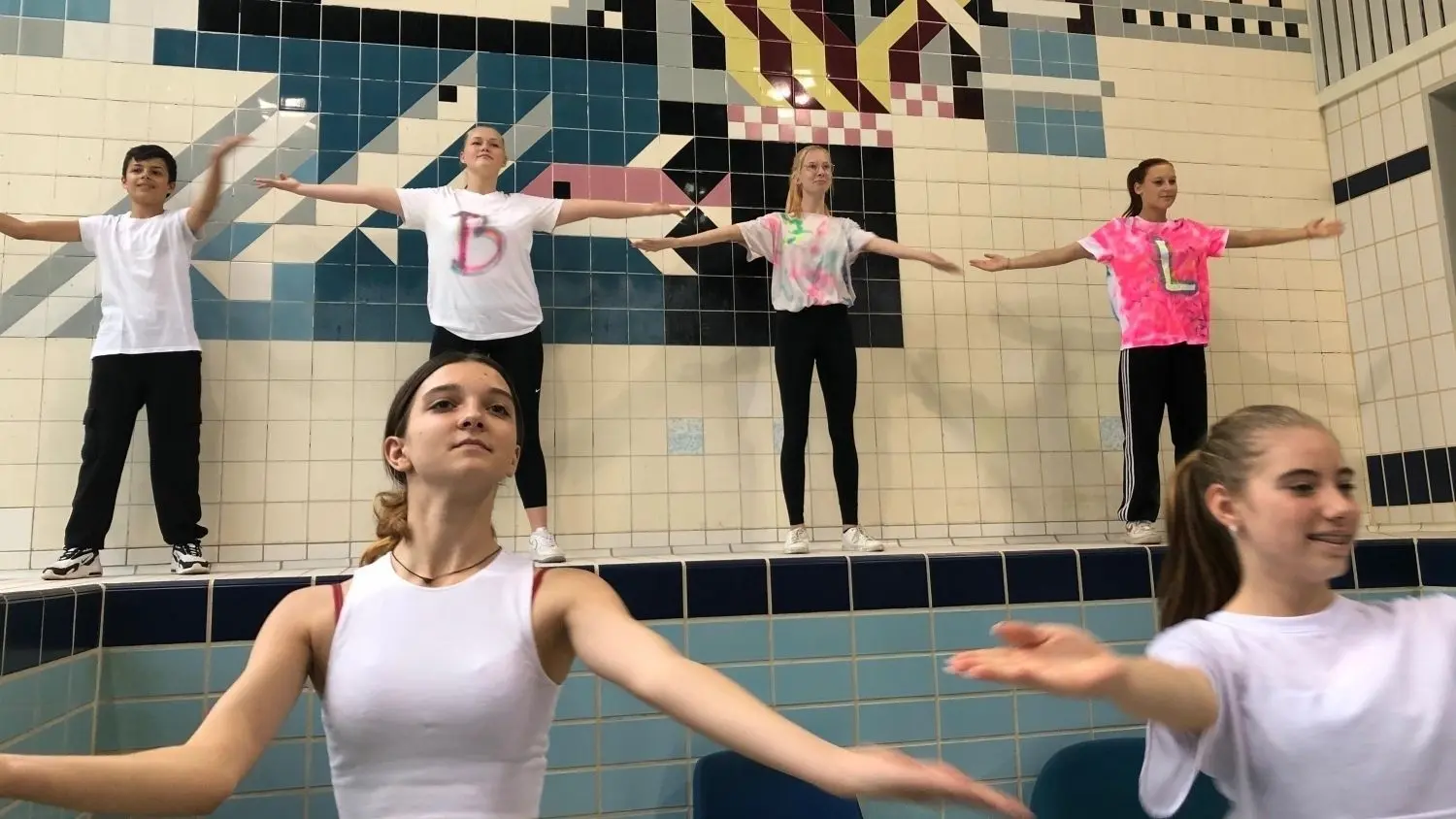 Ist Eisenhüttenstadt eine tolerante Stadt? Im Lehrschwimmbecken der ehemaligen Schule V wurde über Möglichkeiten diskutiert, sich für eine vielfältige und tolerante Stadt einzuetzen.Vereine haben dabei eine wichtige Aufgabe. Ein Tanzverein eröffnete die Gesprächsrunde, zu der das Museum Utopie und Alltag eingeladen hatte.