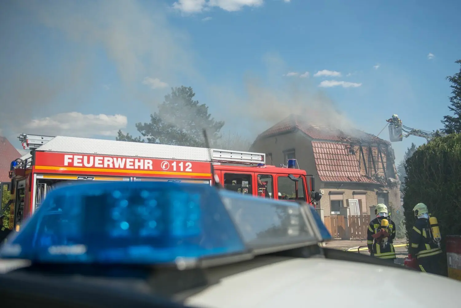Feuer EFH Feuerwehr und Polizei im Einsatz. Die Flammen hatten auf den Dachstuhl des Hauses übergegriffen.