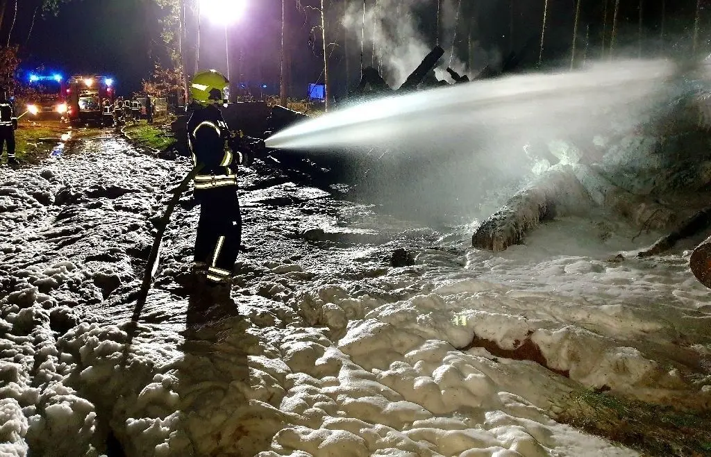 Voller Einsatz: In Klosterfelde brannte am Osterwochenende ein Holzstapel ab. Gearbeitet wurde auch mit Löschschaum. Das zur Bekämpfung nötige Wasser musste aus einem Kilometer Entfernung geholt werden. Als Brandursache wird Brandstiftung vermutet.