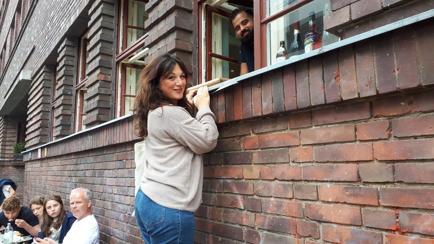 Linda Rachel Sabiers vor der einstigen jüdischen Mädchenschule  im Scheunenviertel von Berlin.