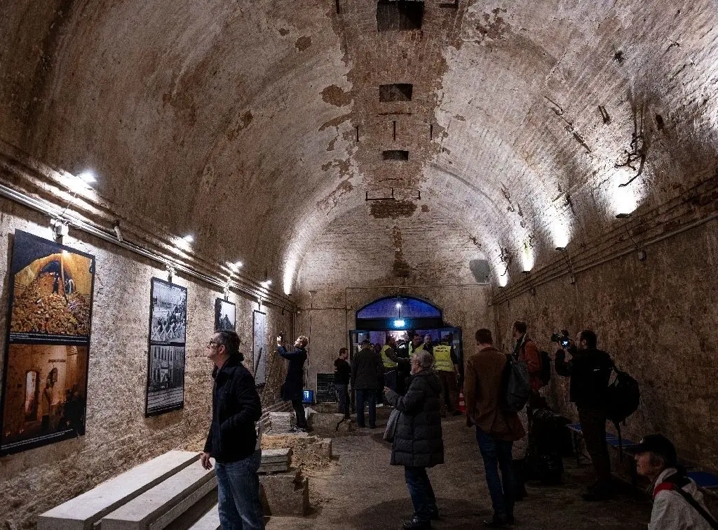 Platz für Informationen: Die ersten Gäste stehen am Donnerstag im alten Brauereikeller an der Brunnenstraße in Mitte. Über diesen gelangt man in den Besuchertunnel, der wiederum zum originalen Fluchtstollen aus DDR-Zeiten führt.