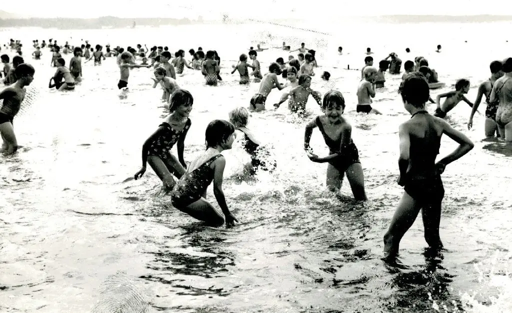 In den flachen Uferabschnitten am Haupt- und am Oststrand hatten auch schon zu DDR-Zeiten vor allem Kinder ihren Spaß, hier ein Bild vom 31. Juli 1982.