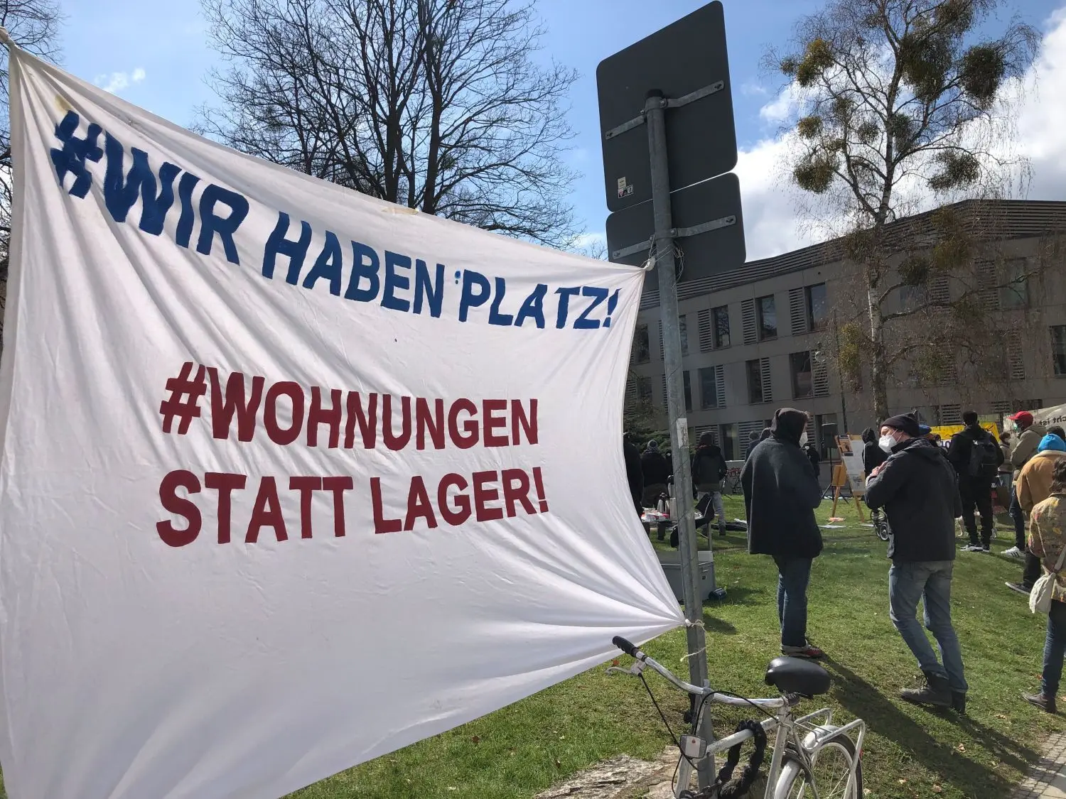 Unübersehbare Forderung: „Wohnungen statt Lager“ steht auf einem Transparent bei der Kundgebung am 13. April 2021 in Eberswalde.