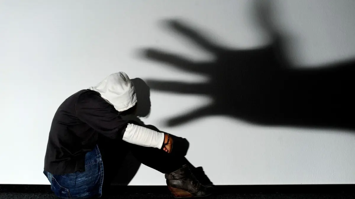 Ein Mädchen sitzt vor einer Wand, auf der der Schatten einer Hand groß zu sehen ist (Symbolbild zum Thema Opfer von Gewalttaten). Wie viele Opfer von Sexualstraftaten hat es in den vergangenen Jahren in Eisenhüttenstadt gegeben?
ARCHIV - ILLUSTRATION - Ein Mädchen sitzt am 14.09.2011 vor einer Wand in Hannover, auf der der Schatten einer Hand groß zu sehen ist (Symbolbild zum Thema Opfer von Gewalttaten). Opfer schwerer Straftaten in Mecklenburg-Vorpommern sollen eine bessere Unterstützung erhalten. Landesweit wird das Angebot der psychosozialen Prozessbegleitung auf den Weg gebracht. (zu dpa «Landtag will Gesetz für psychosoziale Prozessbegleitung beschließen» vom 17.05.2017) Foto: Julian Stratenschulte/dpa +++ dpa-Bildfunk +++
