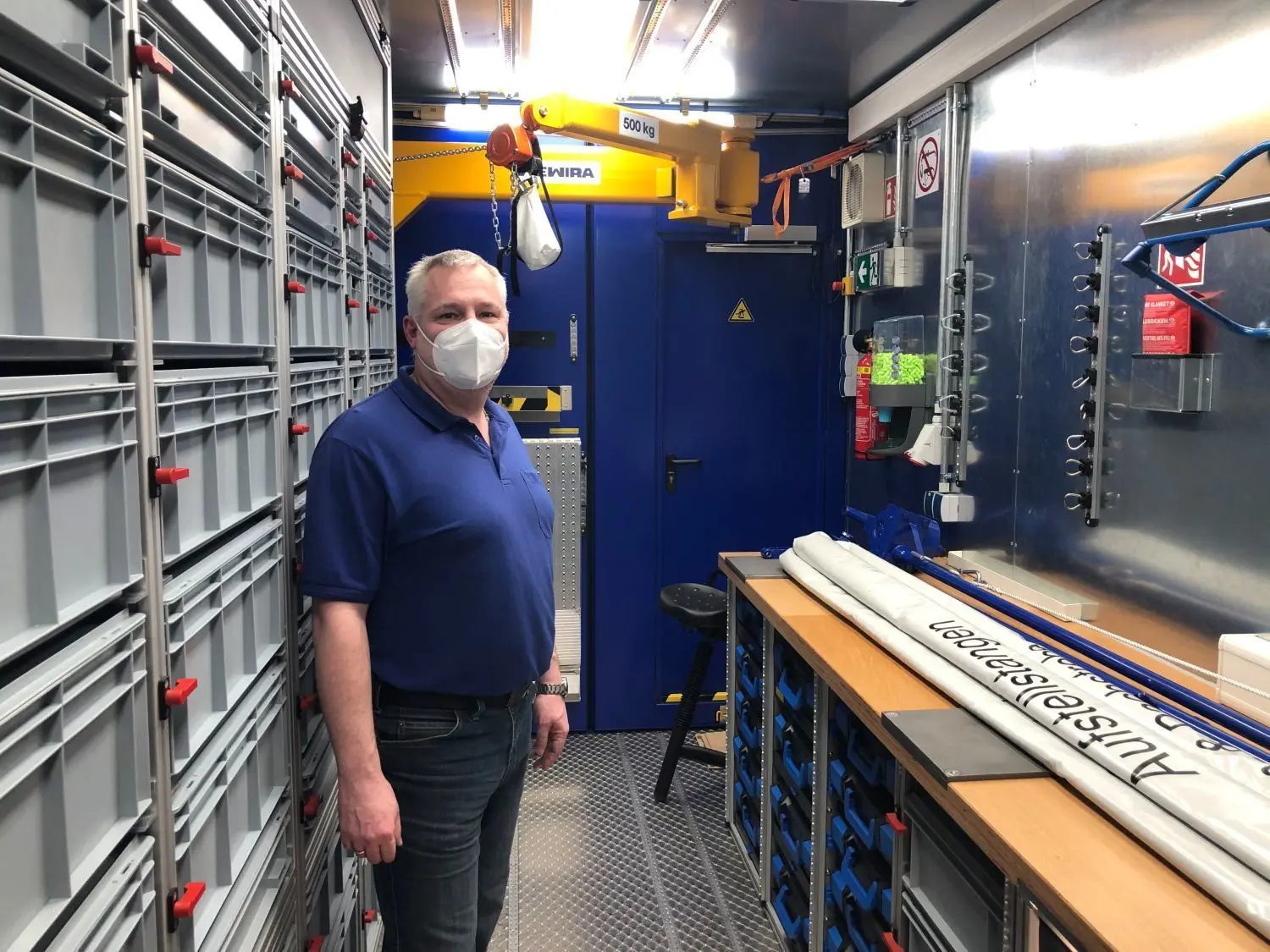 Der Ortsbeauftragte des Technischen Hilfswerks (THW), Lars Buchholz, im Inneren des neuen Werkstattcontainers.