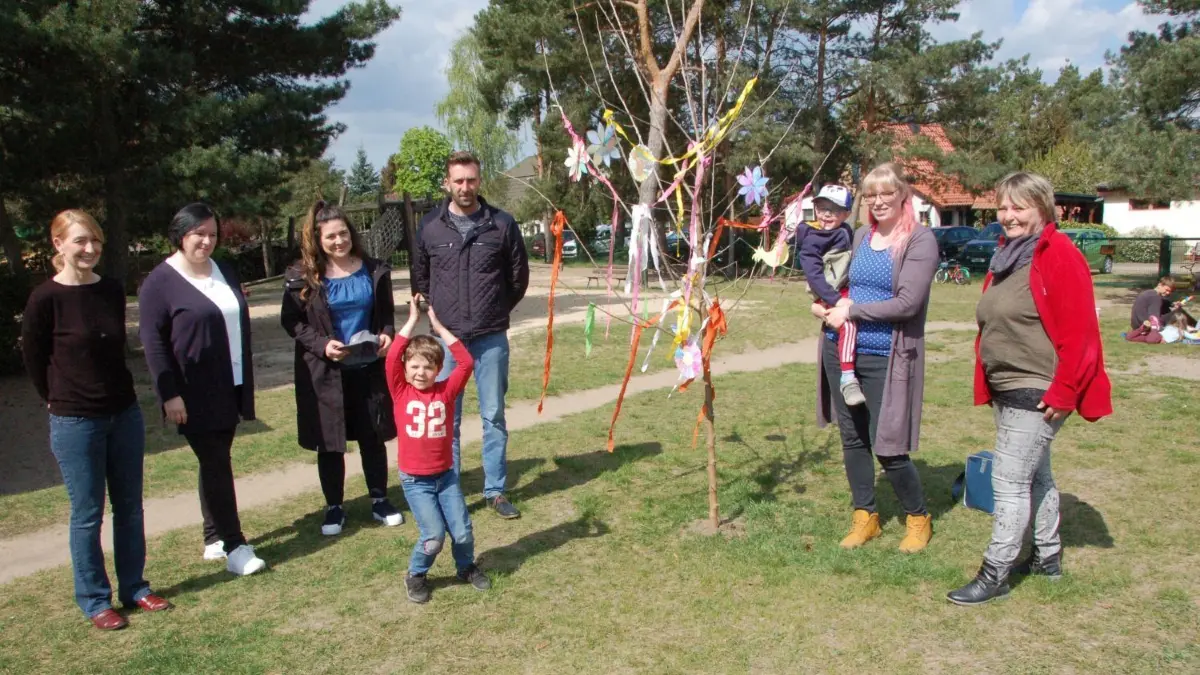 Platz ist genug: Maria Dabisch, Katja Göcke, Maren Drazkowski, Steffen Fritsche, Sarah Frohloff und Kita-Leiterin Dorit Marggraf treffen sicham Standort für den künftigen Sportraum.
Platz ist genug: Maria Dabisch, Katja Göcke, Maren Drazkowski, Steffen Fritsche, Sarah Foohloff und Kita-Leiterin Dorit Marggraf markieren den Standort für den künftigen Sportraum.