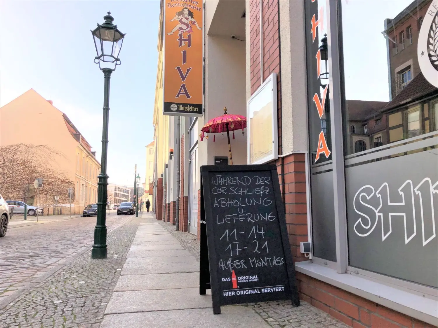 Das Indische Restaurant Shiva wirbt mit Essen zum Mitnehmen und einem Lieferservice.