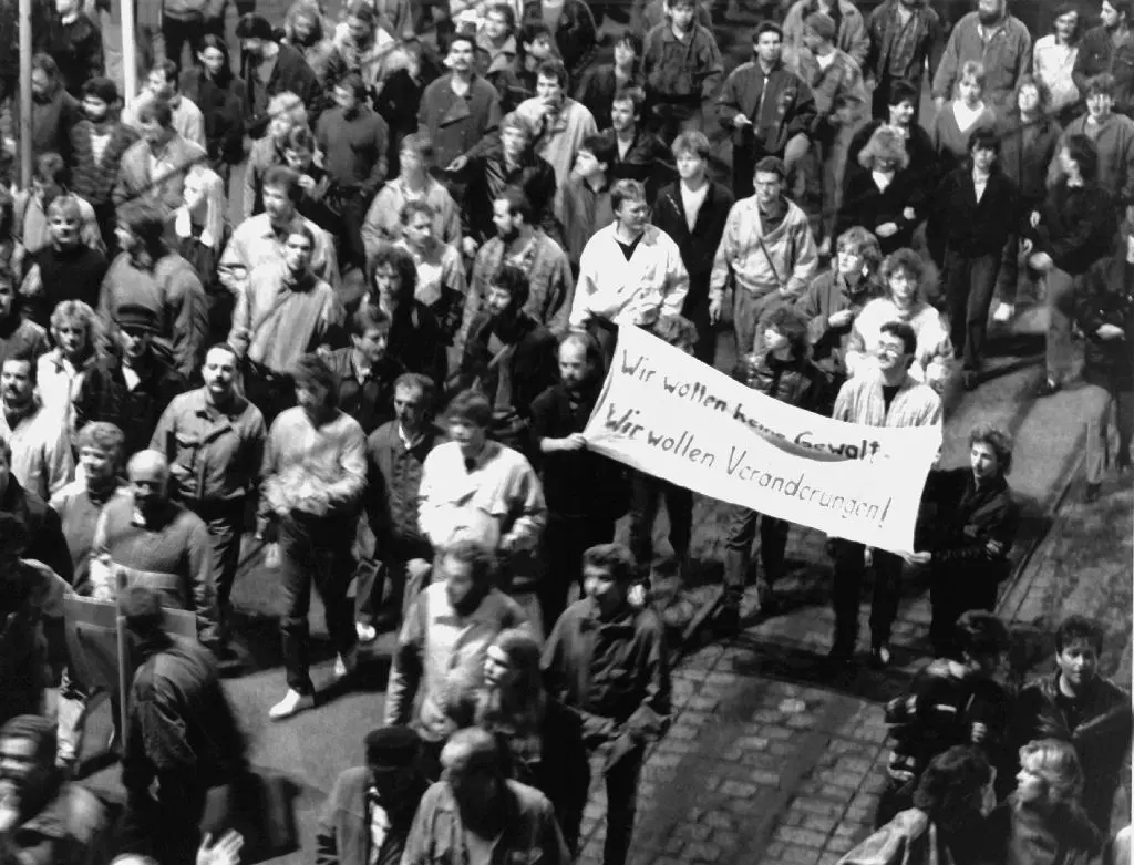 Montagsdemo: Am 9. Oktober 1989 ziehen erstmals 70 000 Menschen über den Innenstadtring von Leipzig. Ungehindert von Stasi und Polizei fordern Sprechchöre Reformen, freie Wahlen und die Zulassung des Neuen Forums.