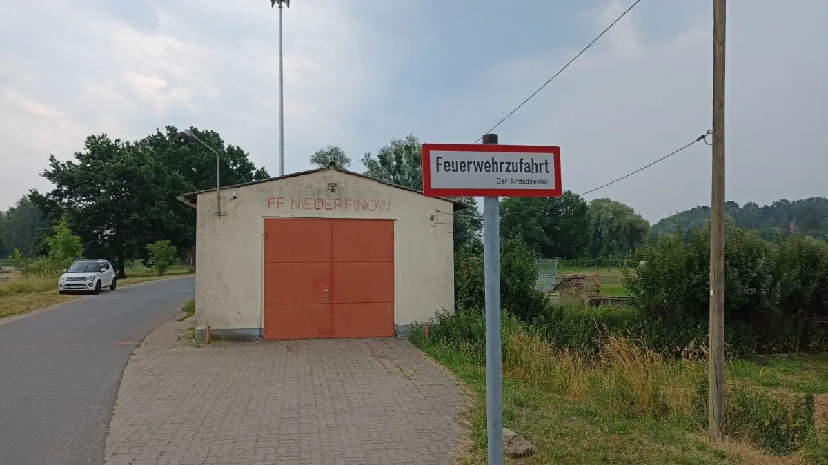 Als das Feuerwehrgerätehaus in Niederfinow gebaut wurde, war Walter Ulbricht Staatsratsvorsitzender der DDR. Jetzt beginnt an anderer Stelle der Neubau.
Als das Feuerwehrgerätehaus in Niederfinow gebaut wurde, war Walter Ulbricht Staatsratsvorsitzender der DDR. Jetzt beginnt an anderer Stelle der Neubau.