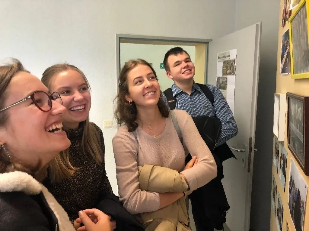 25 Jahre Louise-Henriette-Gymnasium: Falter für die Vielfalt, ein T-Shirt für Direktorin Gabriele Schiebe, eine Torte vom ehemaligen Schüler Daniel Langhof und Freude über die Erinnerungen im kleinen Schulmuseum, das für diese Woche eingerichtet wurde.