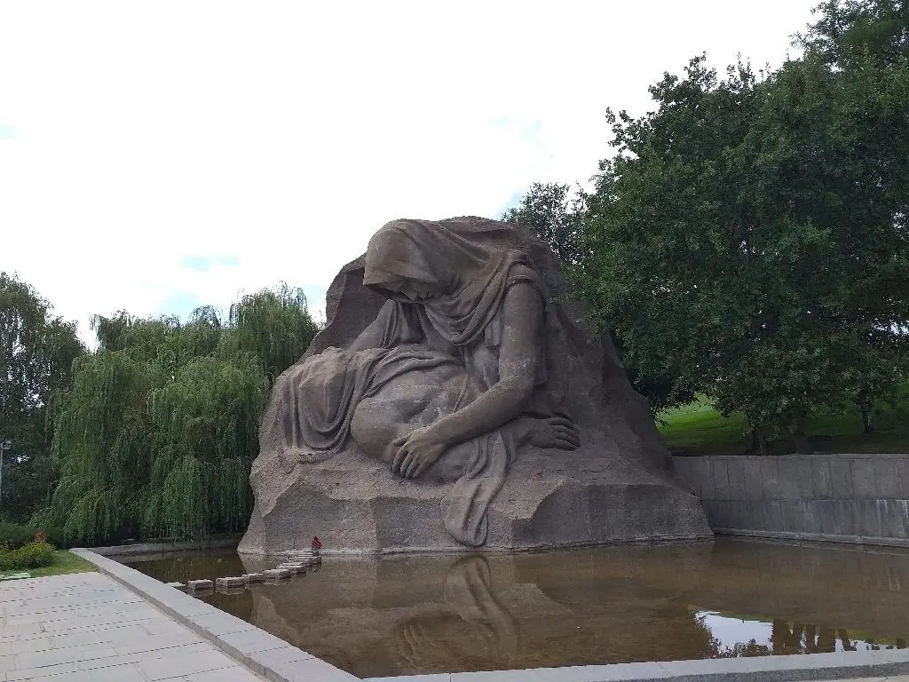 In Stein gehauene Trauer: Eine Mutter beweint ihren toten Sohn. Mehrere Statuen stehen auf dem Areal bei Wolgograd.
