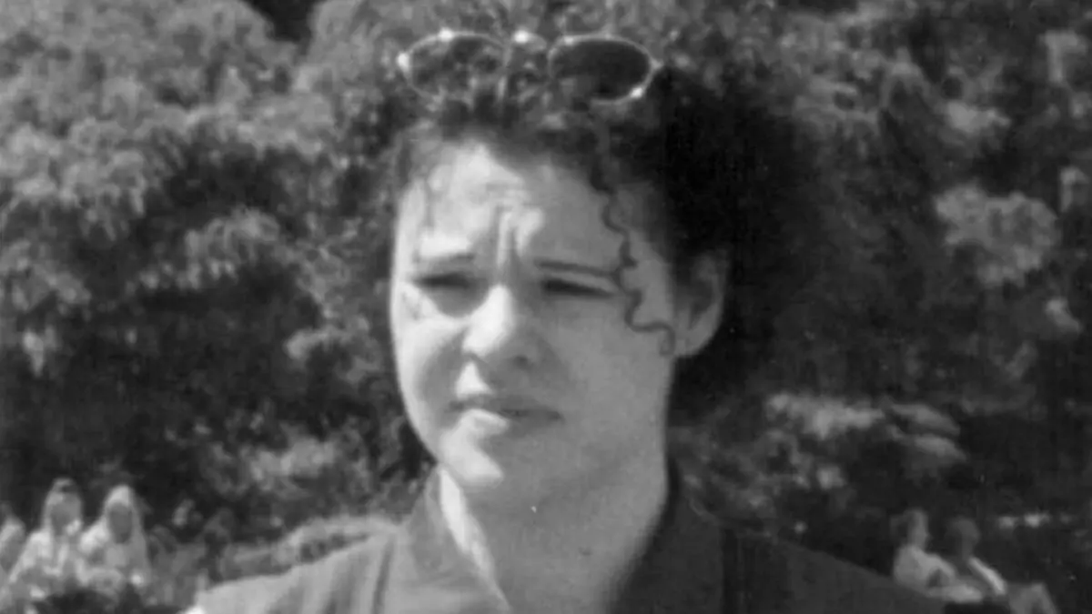 Am 3. Juli 1997 wurde die 17-jährige Maike Thiel aus Leegebruch in Hennigsdorf oder der Umgebung ermordet. Erst 2014 wurden ihr Ex-Freund Michael Sch. und dessen Mutter zu lebenslanger Haft verurteilt. Ein Jahrzehnt später beantragen beide die Wiederaufnahme des Verfahrens. Es sollen neue Beweise vorliegen, die deren Unschuld darlegen.
HANDOUT - ARCHIV - Das undatierte Handout der Polizei zeigt Maike Thiel aus Leegebruch/ (Brandenburg), die seit 1997 vermisst wird. Rund 15 Jahre nach dem Verschwinden der damals hochschwangeren 17-Jährigen haben die Ermittler zwei Männer wegen Mordverdachts festgenommen. Foto: Polizei Brandenburg +++ ACHTUNG: Verwendung nur im Rahmen der aktuellen Berichterstattung und unter Nennung der Quelle «Foto: Polizei Brandenburg» +++ BESTMÖGLICHE QUALITÄT (zu lbn «17-Jährige seit 15 Jahren vermisst - Festnahmen wegen Mordverdachts» vom 26.11.2012) +++(c) ZB-FUNKREGIO OST - Honorarfrei nur für Bezieher des ZB-Regiodienstes+++