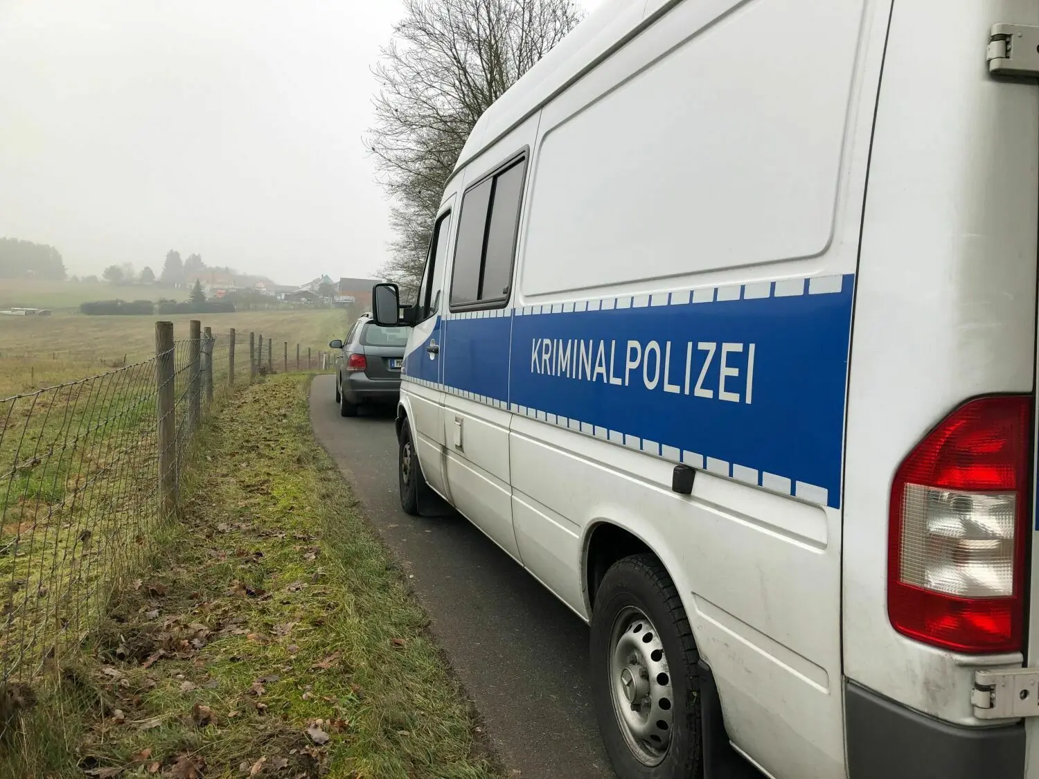 Ortsausgang Bremsdorf (Oder-Spree) am Vormittag des 30. November 2022: Die Kriminalpolizei ist vor Ort, da eine männliche Leiche gefunden wurde.