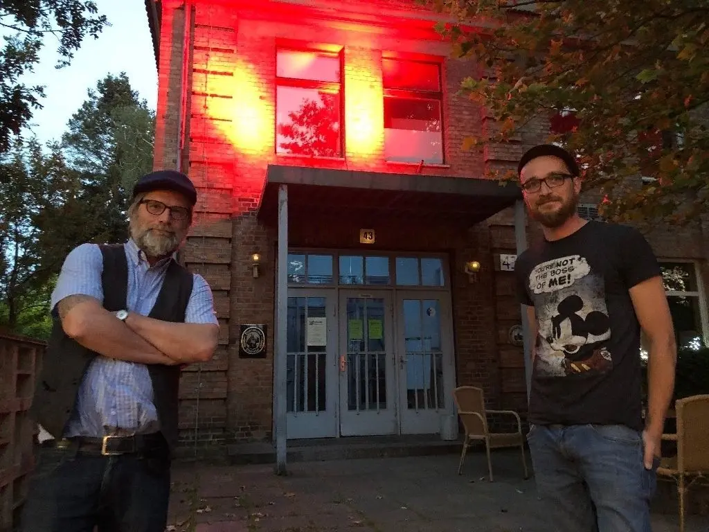 Frank Steinmüller und Thomas Schenk vor dem illuminierrten Oranienwerk: "Kredite helfen niemandem. Wir brauchen echte Hilfe."