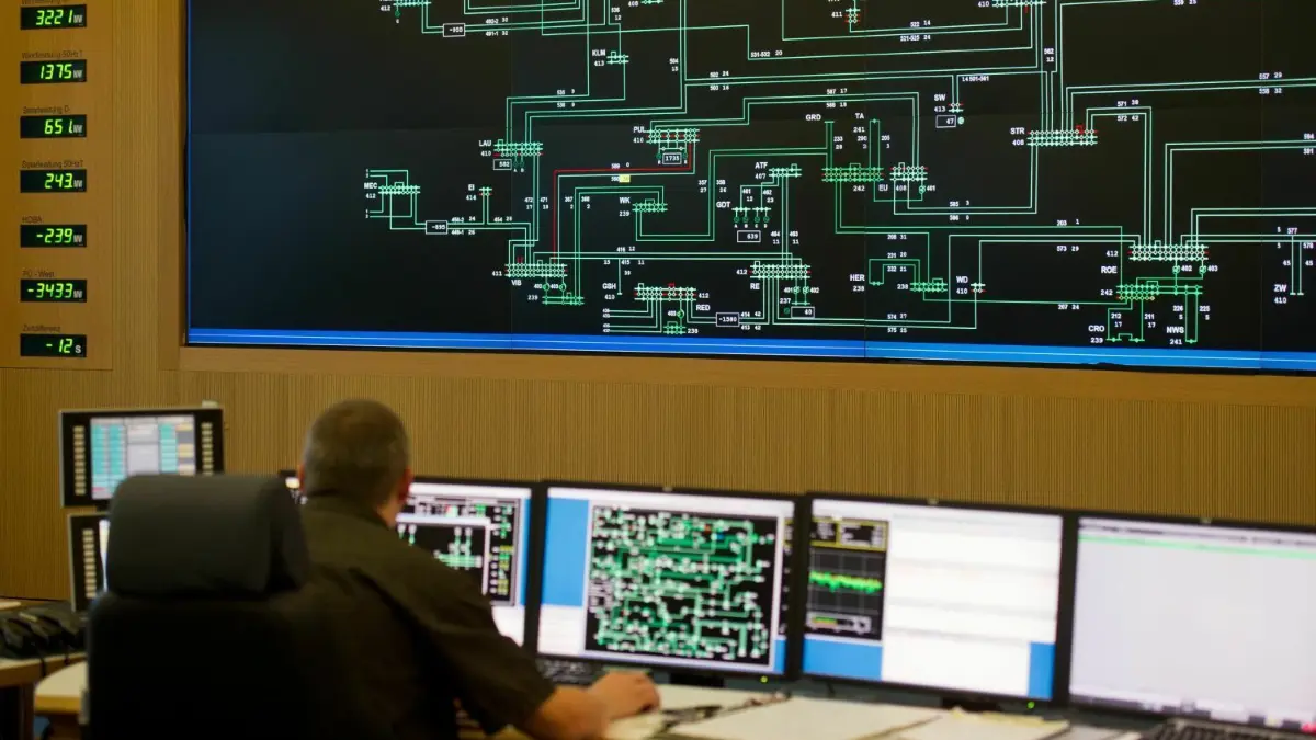 Der Überblick über die Stromnetze: In Einrichtungen wie hier der Zentrale des Stromnetzbetreibers 50Hertz Transmission im brandenburgischen Neuenhagen laufen die Fäden zusammen. Doch was, wenn das Netz zusammenbricht?
ARCHIV - Die Zentrale des Stromnetzbetreibers 50Hertz Transmission im brandenburgischen Neuenhagen (Brandenburg) am 26.11.2012. Foto: Patrick Pleul/dpa (zu dpa «Blackout - Stromnetzbetreiber proben an der Grenze den Ernstfall» vom 15.09.2014) +++ dpa-Bildfunk +++