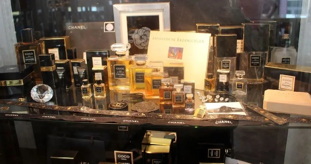 Pafrümmuseum Reichenberg mit über 15.000 Exponaten, hier die Coco-Chanel-Vitrine Neueröffnung 4.7.2020