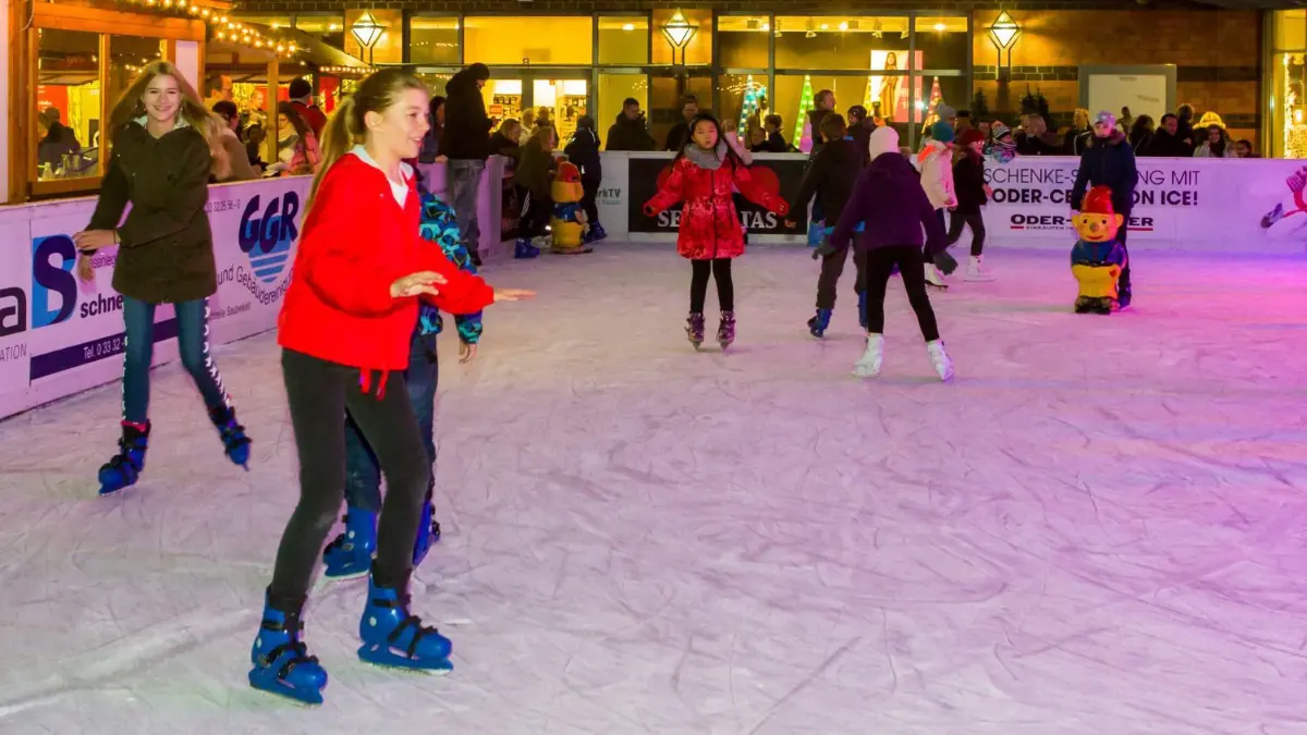 Vor einem Jahr: Mitte November 2019 startete „Oder-Center on Ice“
Schwedt, 17.11.2018:Auch in diesem Jahr lässt das Oder-Center seine Besucher auf der Eisbahn vor dem Center in die Adventszeit hineinschlittern. Mit der Hilfe zahlreicher Sponsoren wurde es erneut möglich, eine Eisbahn nach Schwedt zu holen. Während der eigentliche Weihnachtsmarkt am 26. November eröffnet wird, kann seit Freitag schon auf Kufen gelaufen werden. Der letzte reguläre Öffnungstag der Bahn ist der 30. Dezember. Bereits am 29. Dezember wird zur Good-ByeParty geladen. Die regulären Öffnungszeiten des Marktes und der Eisbahn sind Montags bis Samstag von 11 bis 20 Uhr und Sonntags von 13 bis 19 Uhr (außer am Totensonntag). Geöffnet ist auch am zweiten Weihnachtsfeiertag.