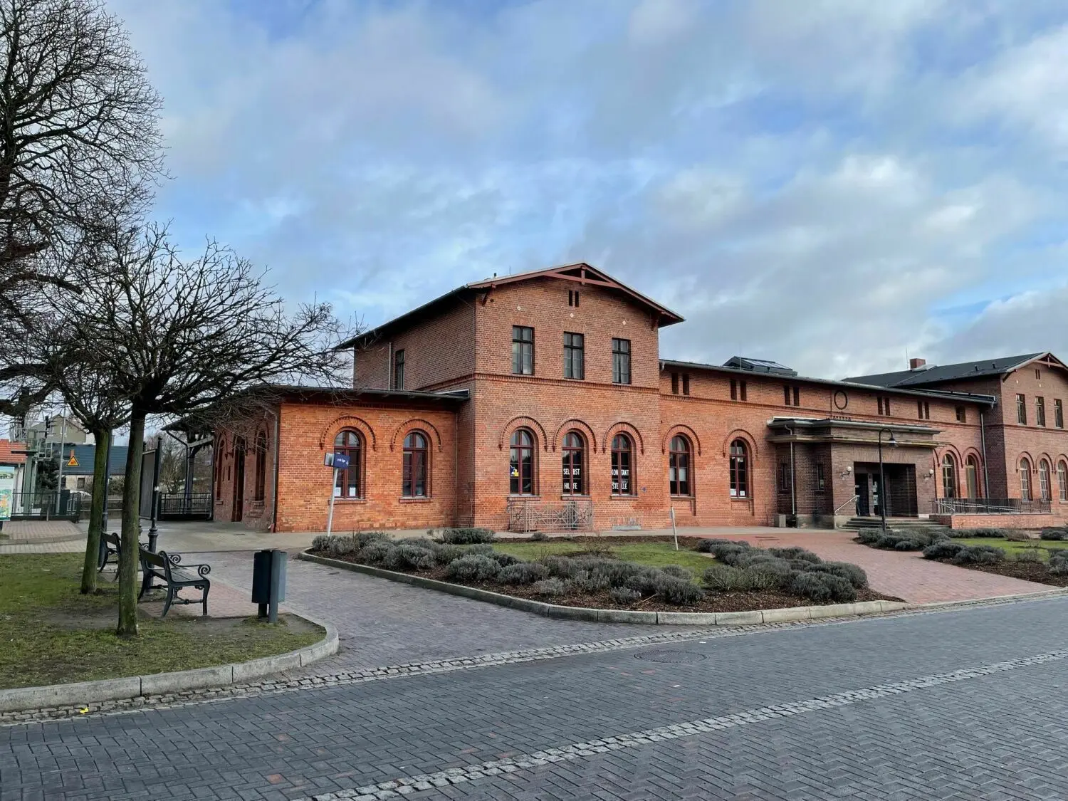 Das Empfangsgebäude des Bahnhofes in Bad Freienwalde wurde 1900 eingeweiht und beeindruckt noch heute. Doch gerade auf der Seite zum Gleis hin lässt der Zustand stellenweise zu wünschen übrig.