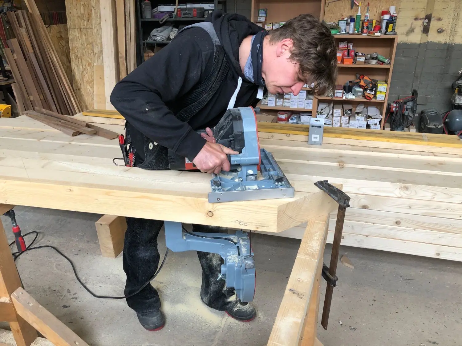 Wer hat, der kann: Zimmerer Sven Knappe von SK-Holzbau in Eberswalde sägt in seinem Lager Holz zurecht. Noch hat er Material. Doch die Situation auf dem Markt ist unstet.
