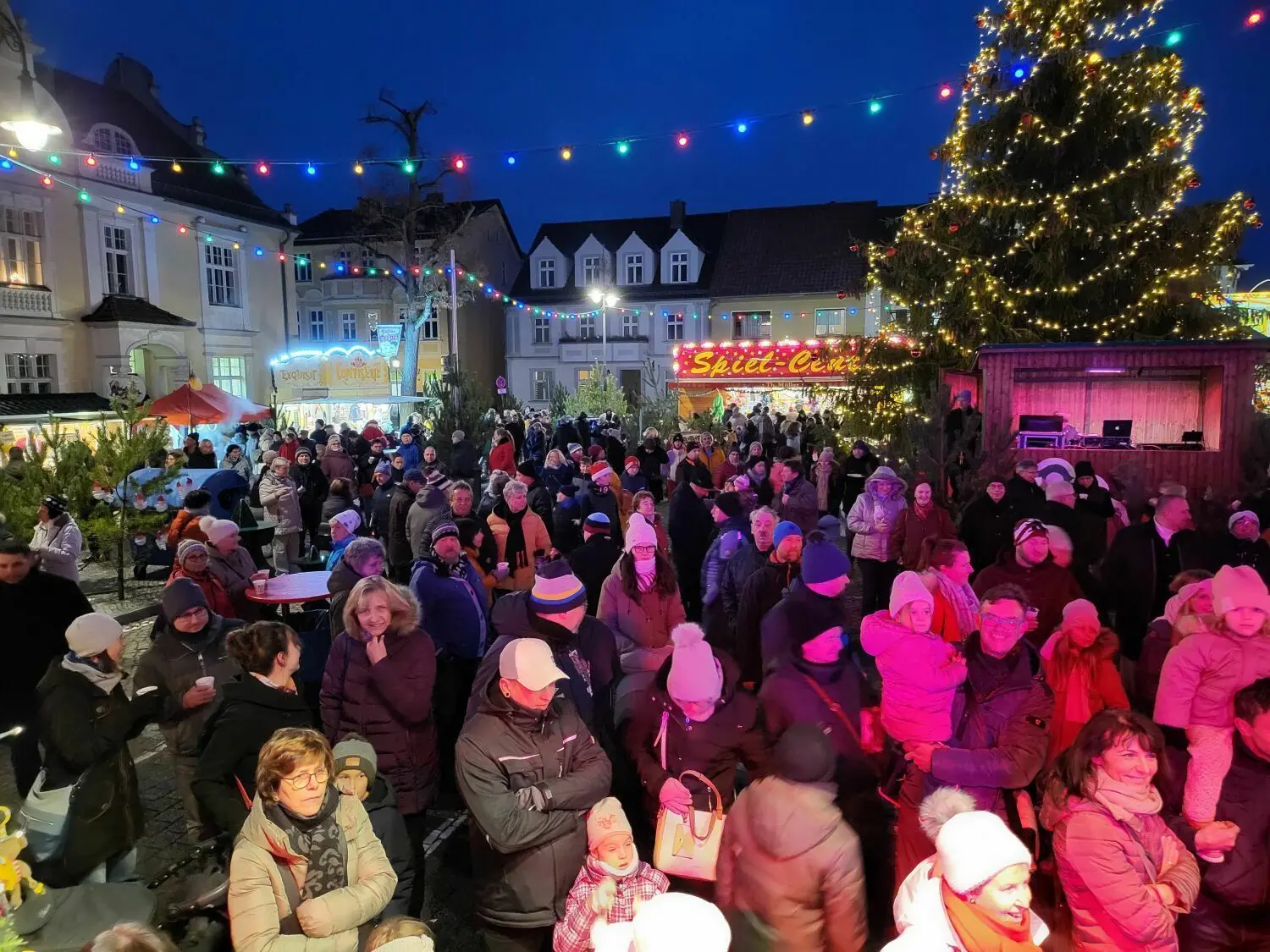 Nach zwei Jahren Pause zog es viele wieder zum Weihnachtsmarkt nach Fürstenberg