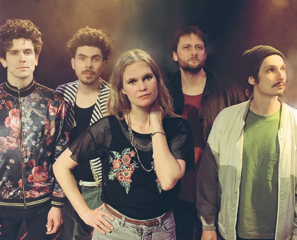 Die Mitglieder der Band Dota mit Sängerin Dota (Dorothea) Kehr sind am 8. Oktober in Eisenhüttenstadt bei der Ballhaus-Woche.