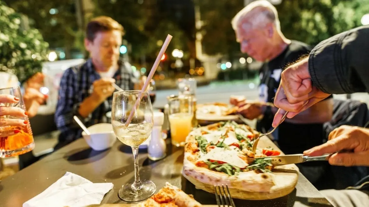 Wieder 19 Prozent Mehrwertsteuer in Restaurants: Schnitzel, Pizza und Salat werden ab 1. Januar 2024 wieder teurer. Für Oberhavel zuständige Abgeordnete aus dem Bundestag reagieren auf die Pläne.
Menschen sitzen im Außenbereich eines Restaurants in der Innenstadt. Wirtschaftsforscher rechnen mit Steuerausfällen in Milliardenhöhe bei einer dauerhaft verringerten Mehrwertsteuer für Speisen in Restaurants. (zu dpa «ZEW-Ökonomen gegen dauerhaft ermäßigte Mehrwertsteuer in Restaurants») +++ dpa-Bildfunk +++