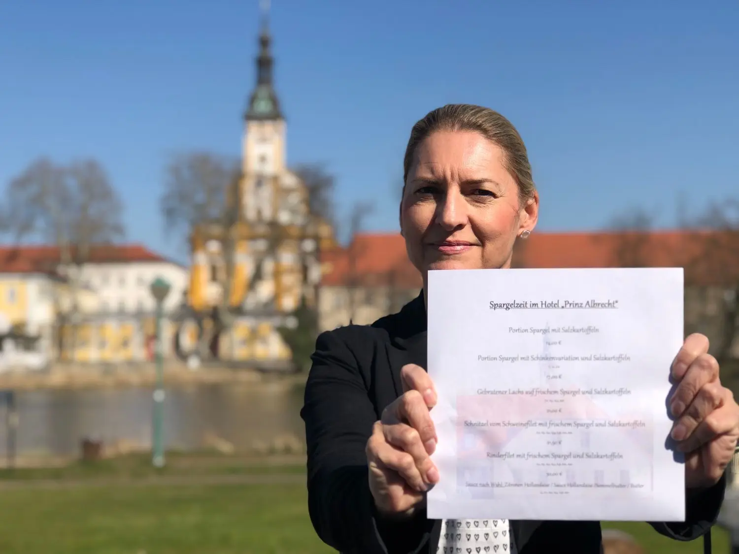 Das war im Frühjahr: Manja Reschke vom Prinz Albrecht in Neuzelle mit der Außer-Haus-Karte. Nun wurde eine neue Karte zusammengestellt.