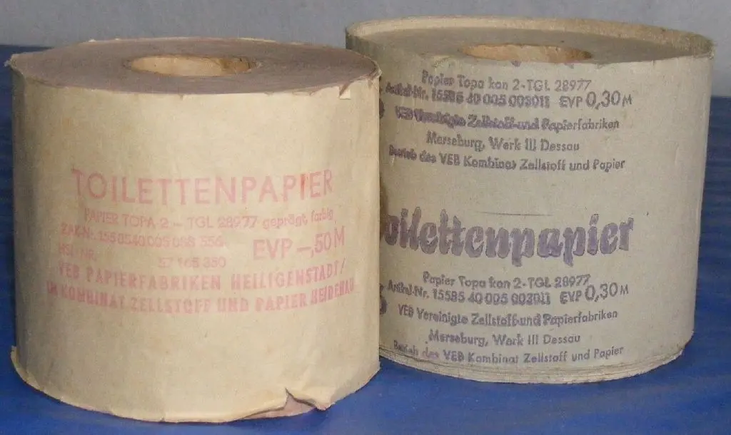 Lange ist’s her – das Toilettenpapier-Duo aus der DDR. Das gab es in Grau für 30 Pfennige und in Rot für 50 Pfennige. Im Volksmund wurden beide Sorten mit Schleifpapier verglichen.