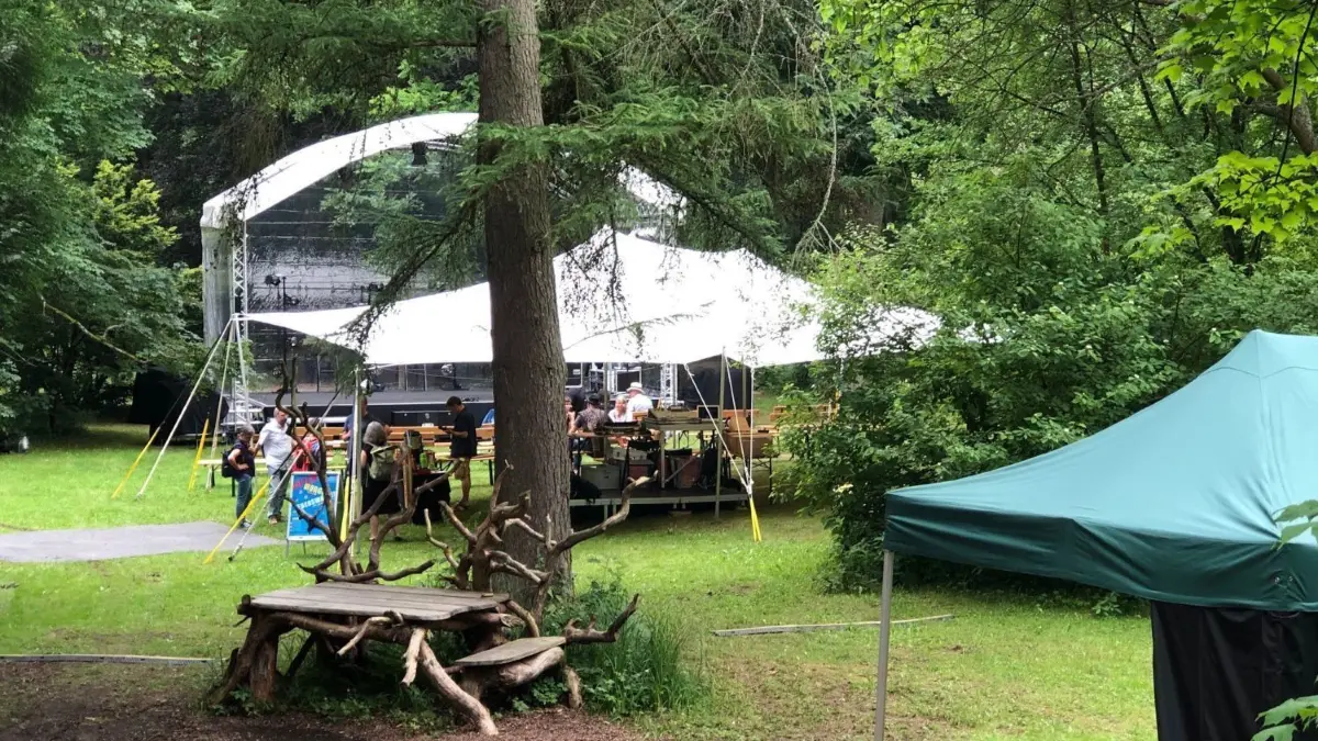 Verwunschener Ort: Der Forstbotanische Garten in Eberswalde ist nun eine Woche lang Ort für Spannung, Lebensfreude und Tiefsinn. Das Purpur-Festival lockt mit viel Abwechslung.
Purpur im Forstbotanischen Garten Eberswalde