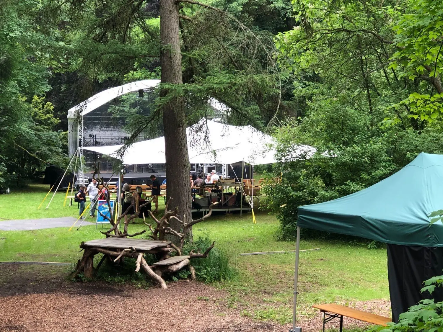Verwunschener Ort: Der Forstbotanische Garten in Eberswalde ist nun eine Woche lang Ort für Spannung, Lebensfreude und Tiefsinn. Das Purpur-Festival lockt mit viel Abwechslung.
