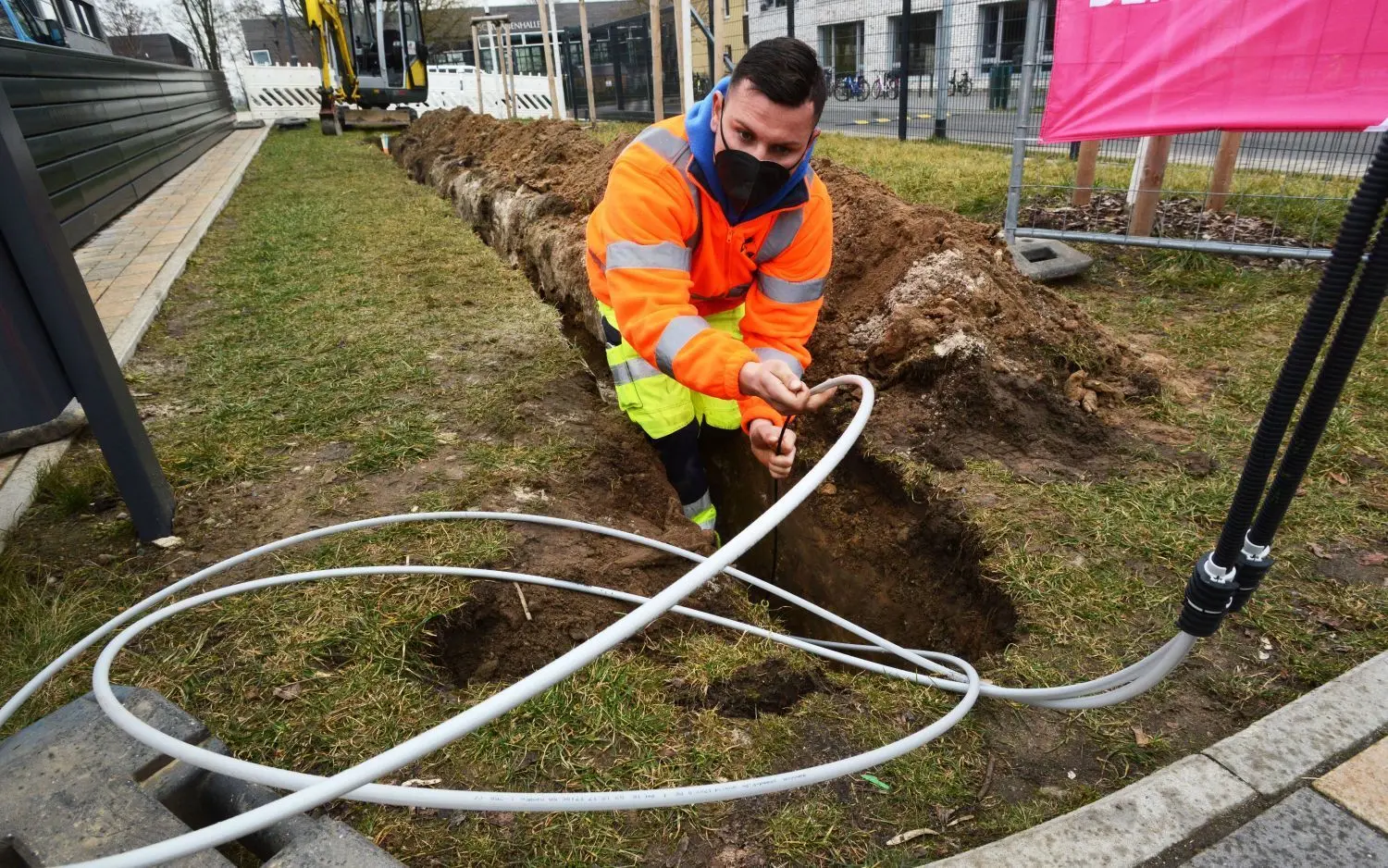 Vortrieb: Mit der besonders schnellen Methode, dem Trenchen, arbeitet die Firma Derla aus Groß Dölln und bringt im Barnim die Kabel zu 4500 Haushalten und Firmen.