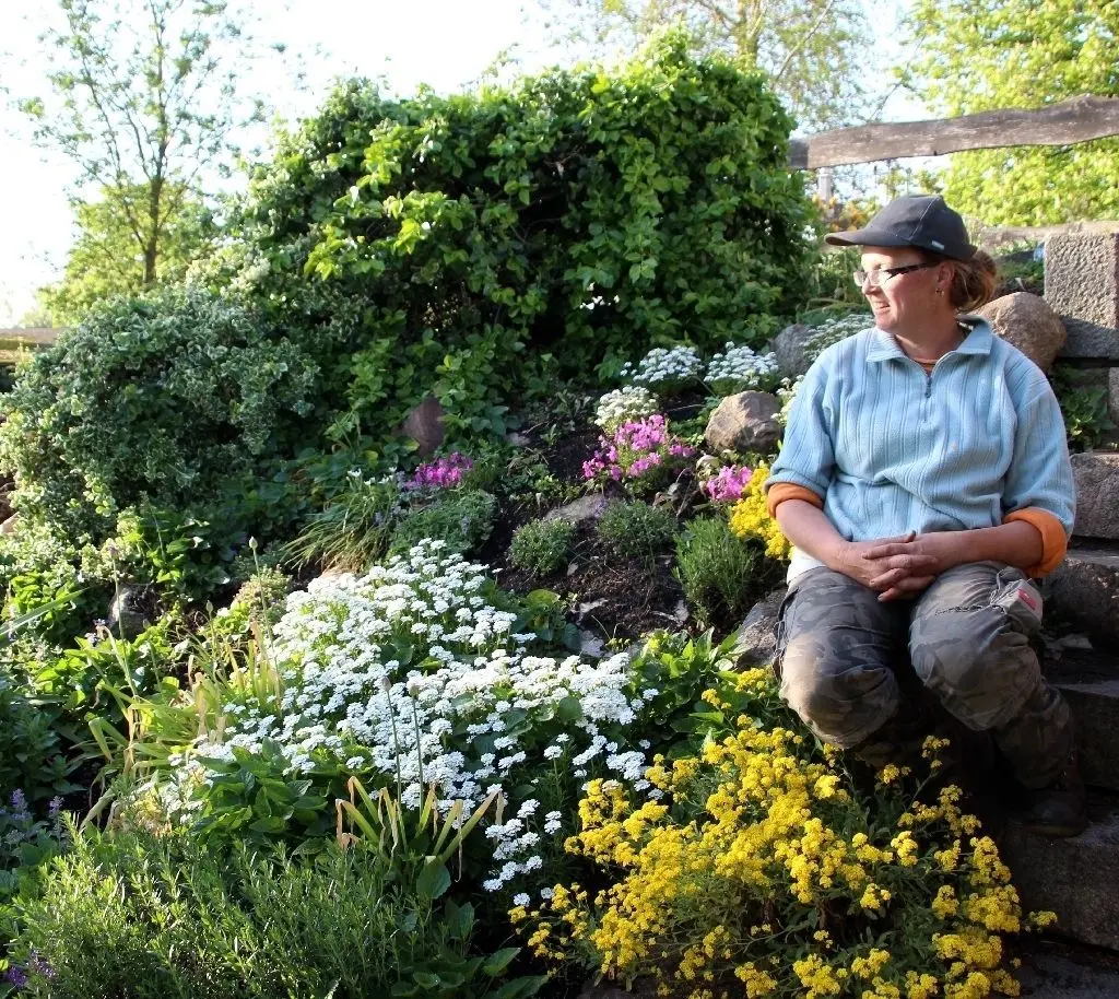 Draußen Zuhause: Ines Arndt ist im Grünen aufgewachsen. Ihre Liebe zu den Pflanzen spiegelt sich an vielen Stellen in ihrem Garten wider.