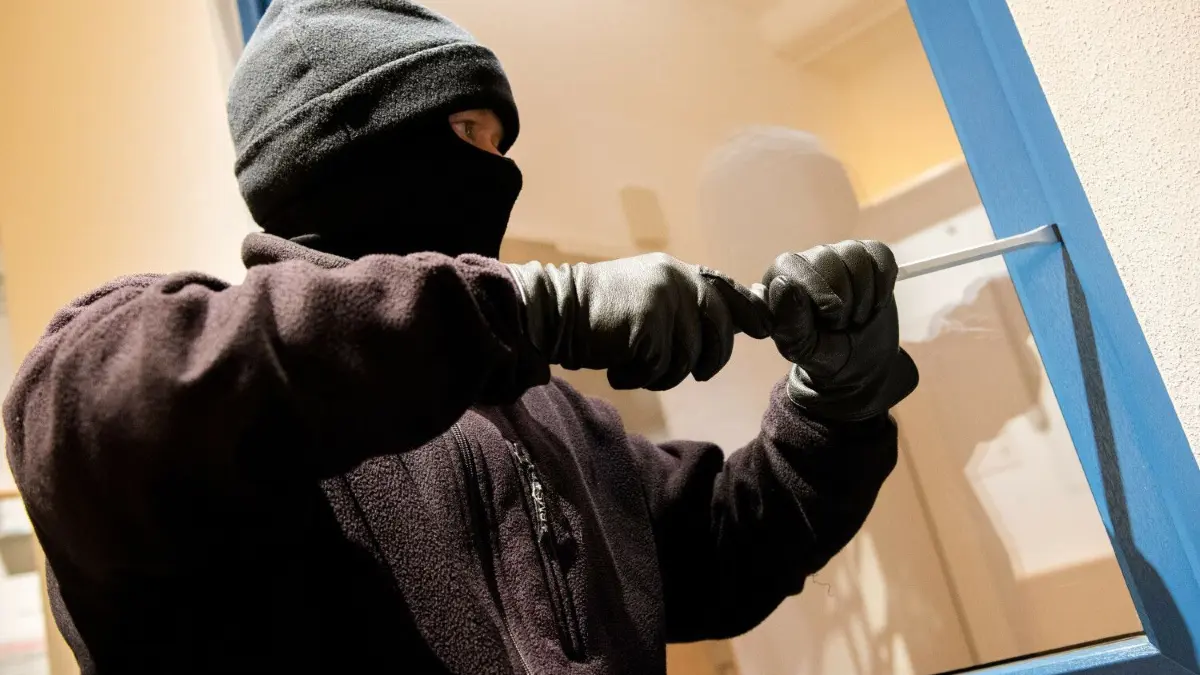 Einbrecher haben am Donnerstag in Ahrensfelde und Panketal ihr Unwesen getrieben (Symbolfoto).
ARCHIV - 28.06.2016, Hamburg: Ein als Einbrecher verkleideter Mann hebelt in der Kriminalpolizeilichen Beratungsstelle der Polizei ein Fenster auf. (zu dpa «Zahl der Einbrüche in Hamburg um 30 Prozent gestiegen») Foto: picture alliance / dpa +++ dpa-Bildfunk +++