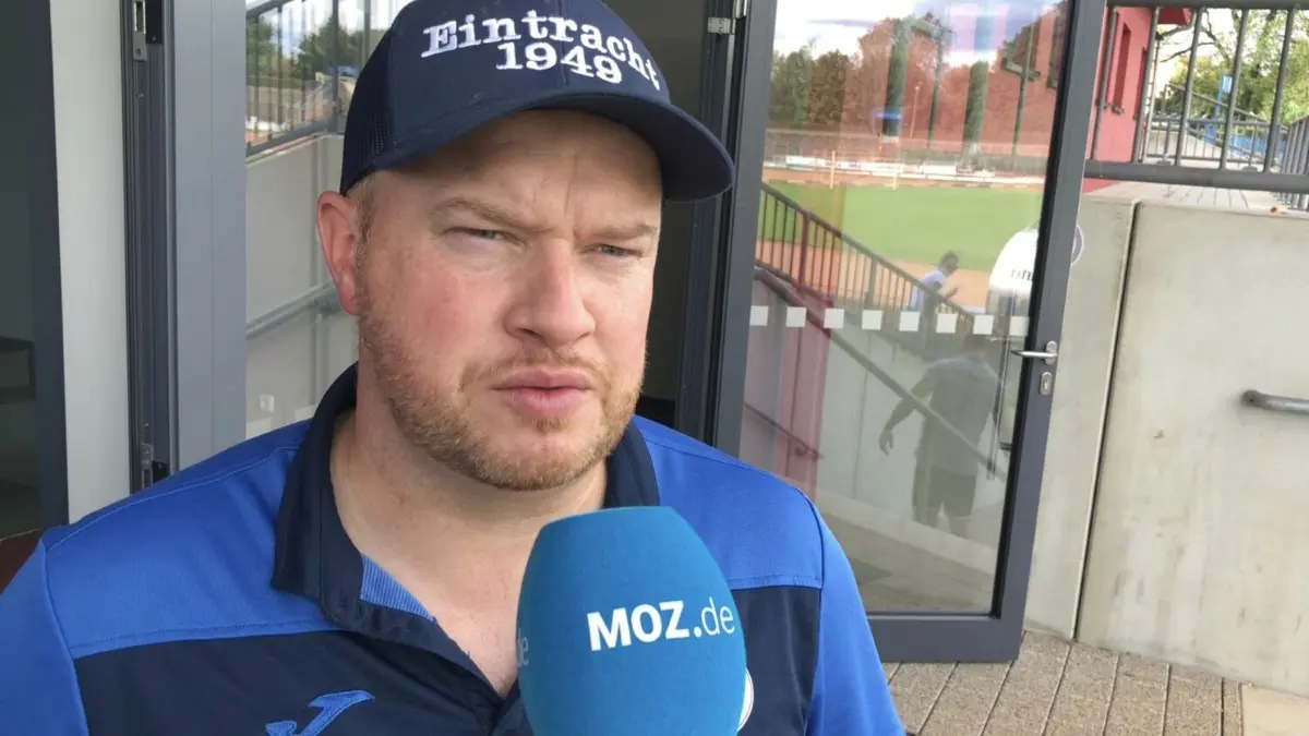 Trainer Patrick Hinze vom RSV Eintracht spricht nach dem torlosen Unentschieden in der NOFV-Oberliga Nord beim 1. FC Frankfurt im Video-Interview über die Saisonziele, die Attraktivität der Oberliga und seinen verletzten Top-Stürmer.
Trainer Patrick Hinze RSV Eintracht spricht nach dem torlosen Unentschieden in der NOFV-Oberliga Nord beim 1. FC Frankfurt im Video-Interview über die Saisonziele, die Attraktivität der Oberliga, unschöne Sportanlagen und seinen verletzten Top-Stürmer.