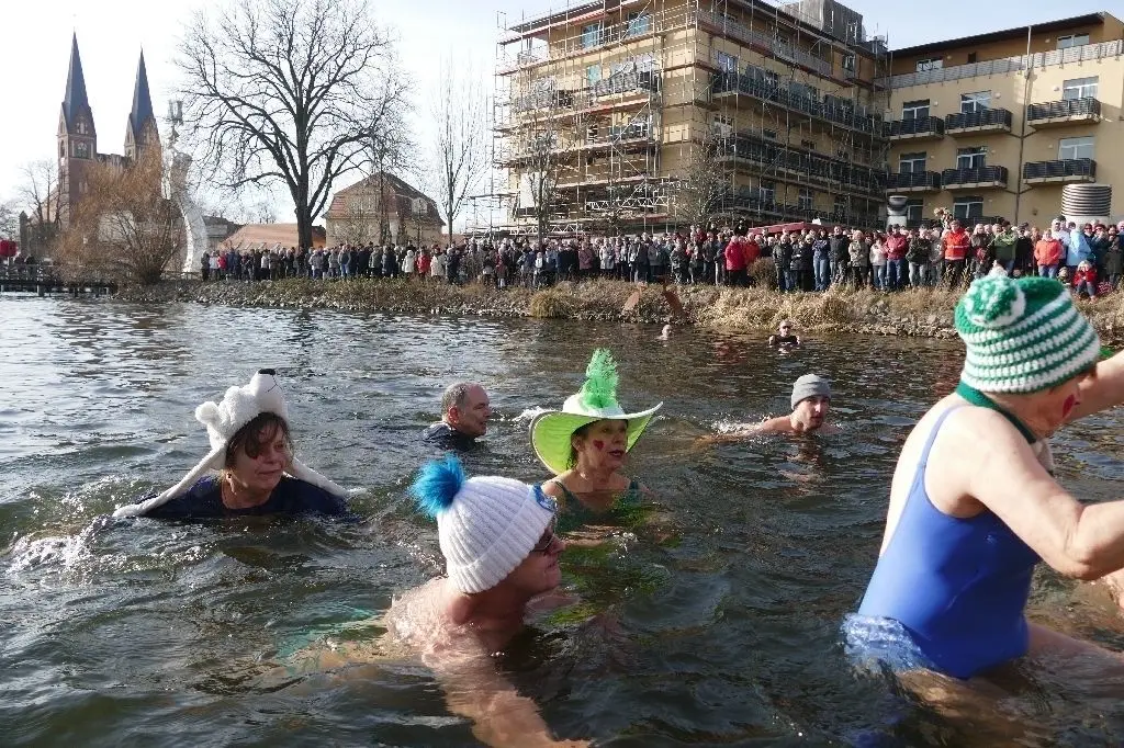 Nichts für Warmduscher: Das Bad im kalten See war nur etwas für abgehärtete Schwimmer.