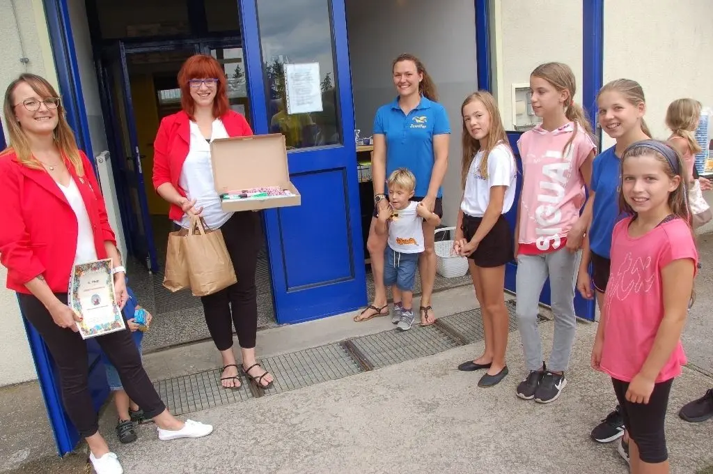 Auszeichnung: Anja Wesel und Laura Thiemer vom Karnevalverband Berlin-Brandenburg-Jugend gratulieren Trainerin Jennifer Puhlman (v.l.) und den Tänzerinnen des Altreetzer Karnevalsclubs zum sechsten Platz bei der "Challenge at Home".