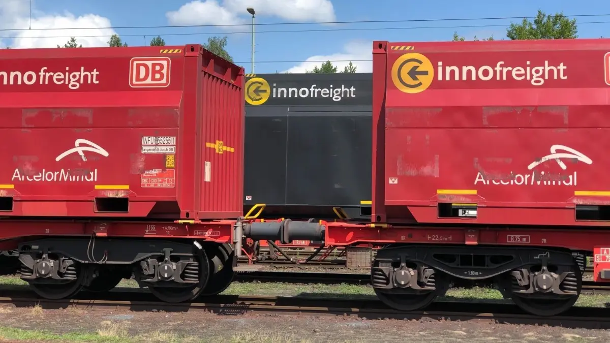 Auf dem Werkbahnhof von ArcelorMittal zwischen dem eigentlichen Industriegelände und Ziltendorf herrscht Hochbetrieb. Viele Züge des Unternehmens aber auch Waggons der Deutschen Bahn, sind dort abgestellt und fahren über die dortigen Schienen. Für den Werkbahnhof gibt es große Pläne.
Eisenhüttenstadt 2023-08-10: Besuch von Christian Görk (l.)e, Mitglied des Bundestages und Sprecher für Finanzpolitik der Linksfraktion im Bundestag, hier mit Stefan Nemack, Geschäftsführer / Managing Director bei ArcelorMittal Eisenhüttenstadt Transport GmbH.
Ausbau des Werkbahnhofs geplant