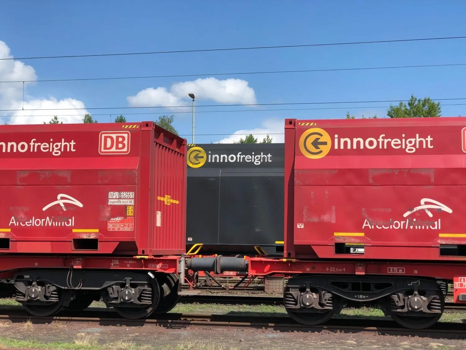 Auf dem Werkbahnhof von ArcelorMittal zwischen dem eigentlichen Industriegelände und Ziltendorf herrscht Hochbetrieb. Viele Züge des Unternehmens aber auch Waggons der Deutschen Bahn, sind dort abgestellt und fahren über die dortigen Schienen. Für den Werkbahnhof gibt es große Pläne.