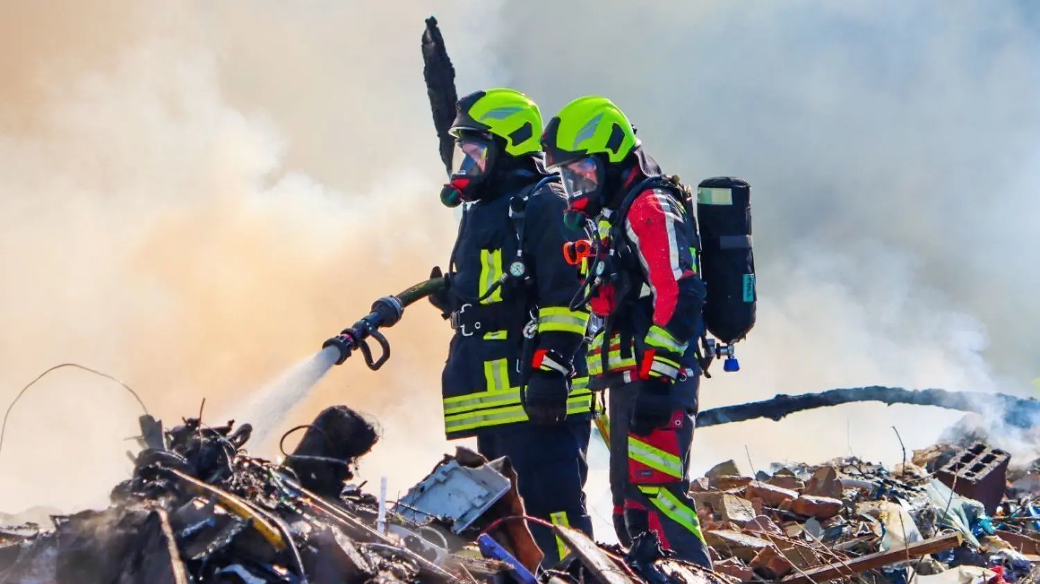 In Schmachtenhagen ist illegal gelagerter Müll in Brand geraten. Die Feuerwehr rückte mit mehreren Löschzügen aus.