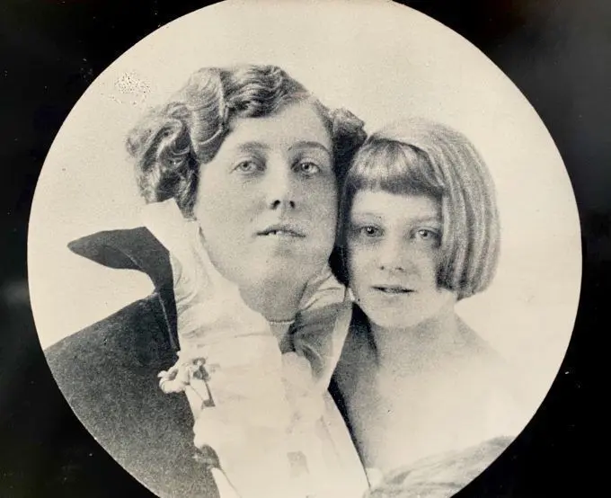 Bordell-Besitzerin und Mutter: Kitty Schmidt mit ihrer Tochter Kathleen. Die Aufnahme entstand vermutlich in den Jahren 1914 bis 1917.