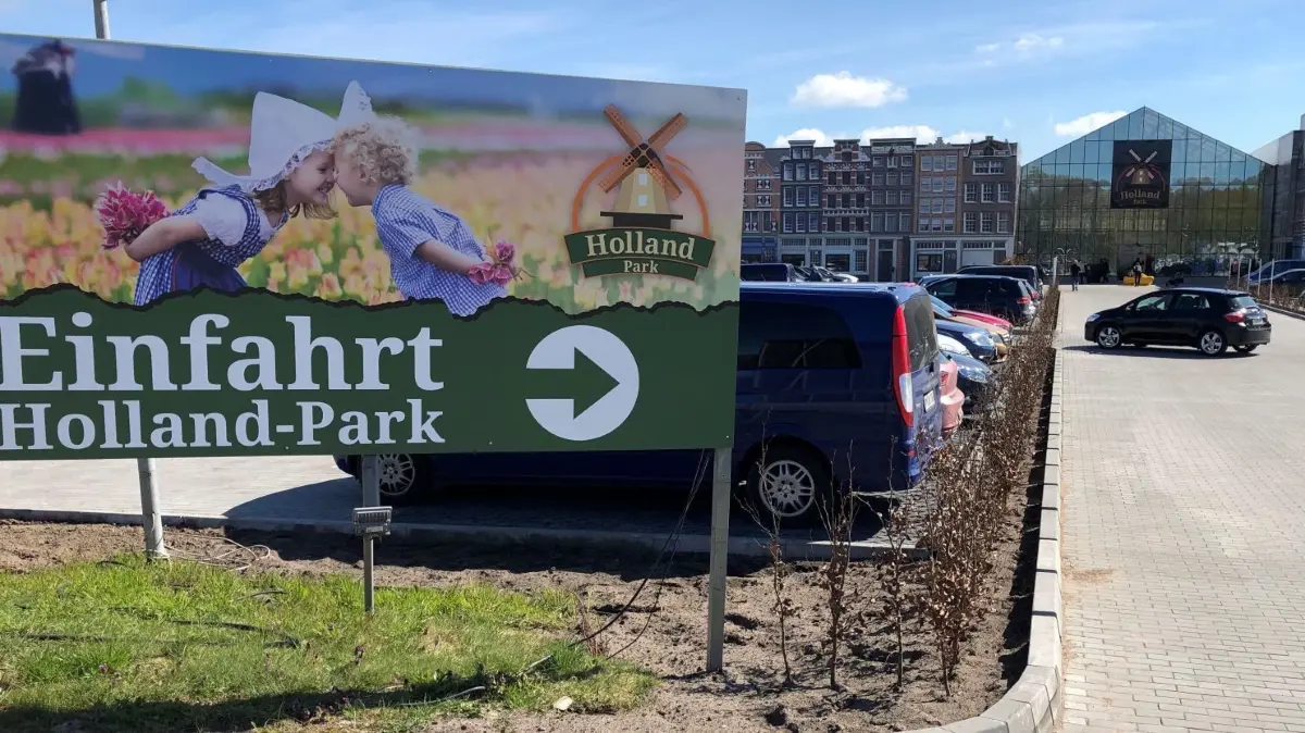 Gut besucht: Der Holland-Park in Panketal lockt seit seiner Eröffnung zahlreiche Besucher an. Hält die Verkehrssituation an der B2 und am Autobahn-Dreieck Barnim das aus?
Einfahrt Holland-Park in Schwanebeck Panketal, 16.4.22