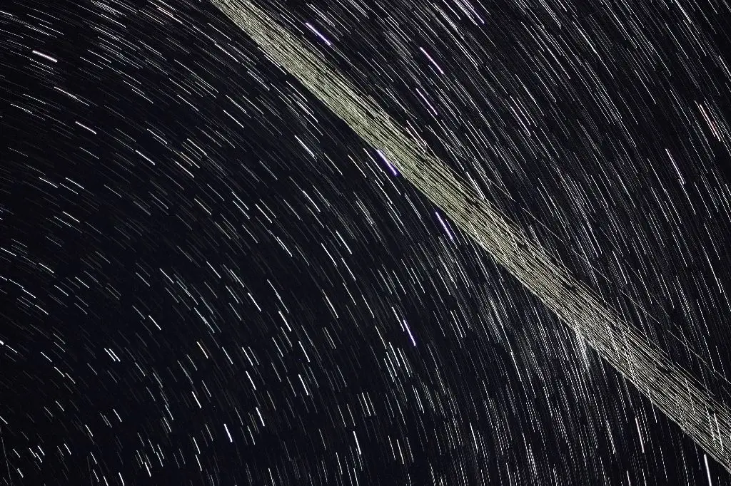 Fotografiert im westhavelländischen Sternenblick Parey: Zu sehen ist eine am 2. Januar binnen zehn Minuten entstandene Strichspuraufnahme von den Starlink-Satelliten.