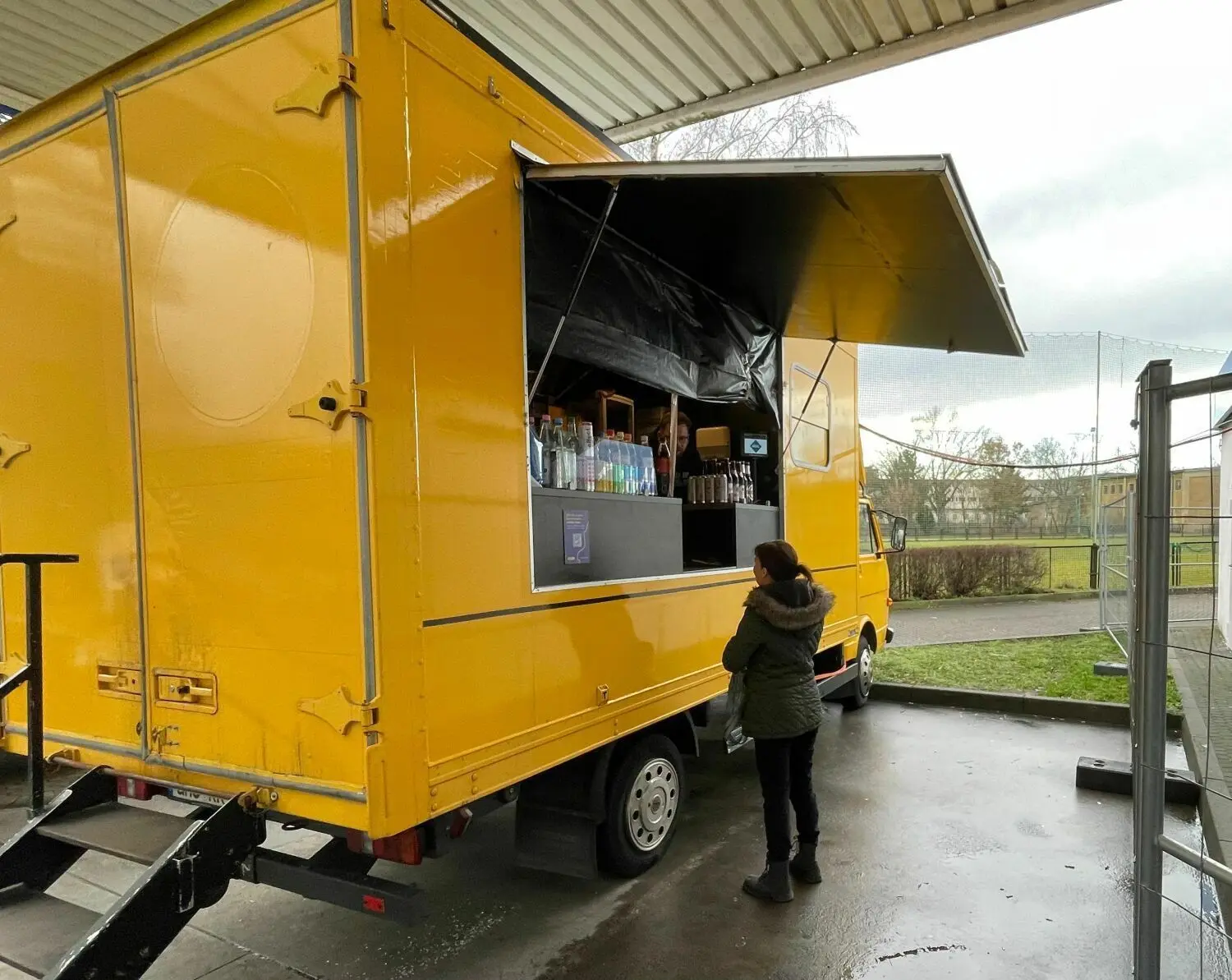 Der Verkauf an der Aral-Tankstelle in der Karl-Marx-Straße in Eisenhüttenstadt geht trotzt Umbau weiter. der neue Pächter, Moritz Riechert, hat deshalb einen Food-Truck aufgestellt.