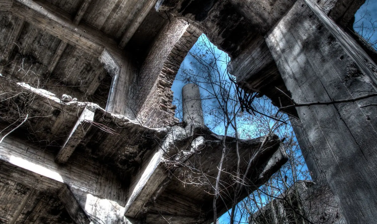 Einblick in die Ruine des Mittelschwerbaus am Kraftwerk Vogelsang.