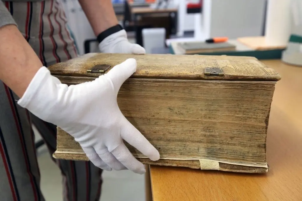 Dicker Wälzer: In Leder gebunden und mit Metallschließen versehen ist ein Praxisratgeber zum Gutsbetrieb von 1701.
