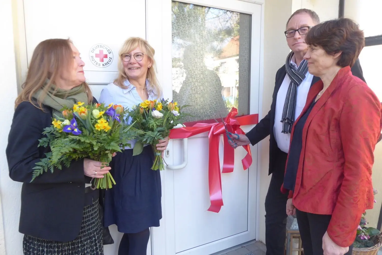 Der große Moment: Jeanette Kritzel, Kathrin Wilhelm-Kösling, Christian Schophaus und Marianne Koltzer beim durchtrennen der Schleife.