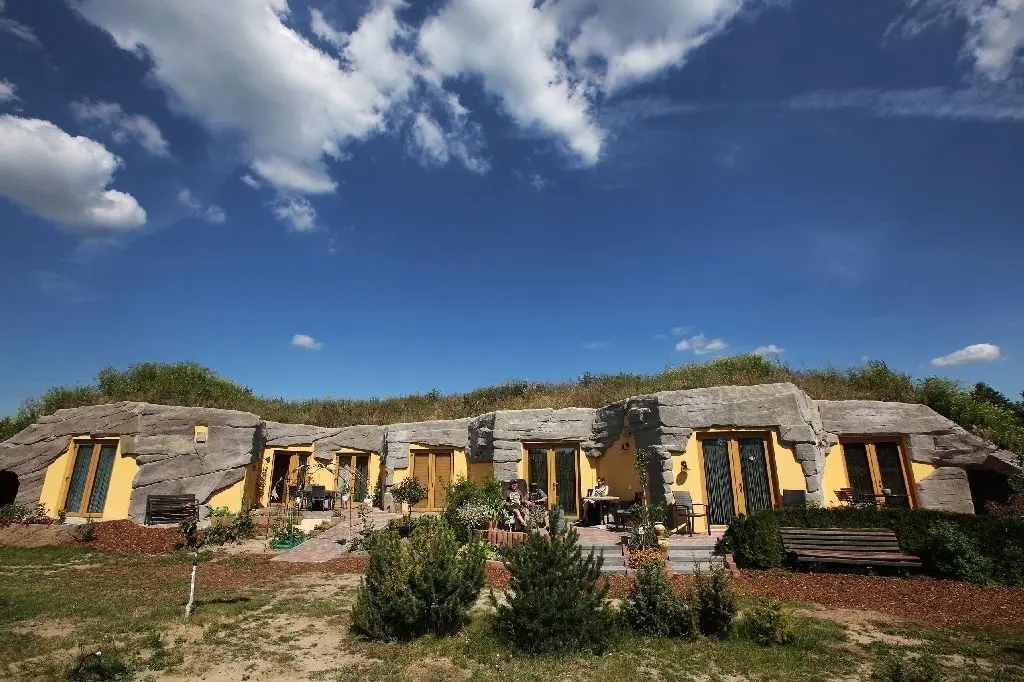 Marina und Dietmar Radow haben in Groß Schönebeck ein Erdhaus für sich und Feriengäste gebaut. Im Erdhaus gibt es drei Apartments. Eigentlich ist es ein Erdhügelhaus – ebenerdig erbaut und mit Erdreich bedeckt.