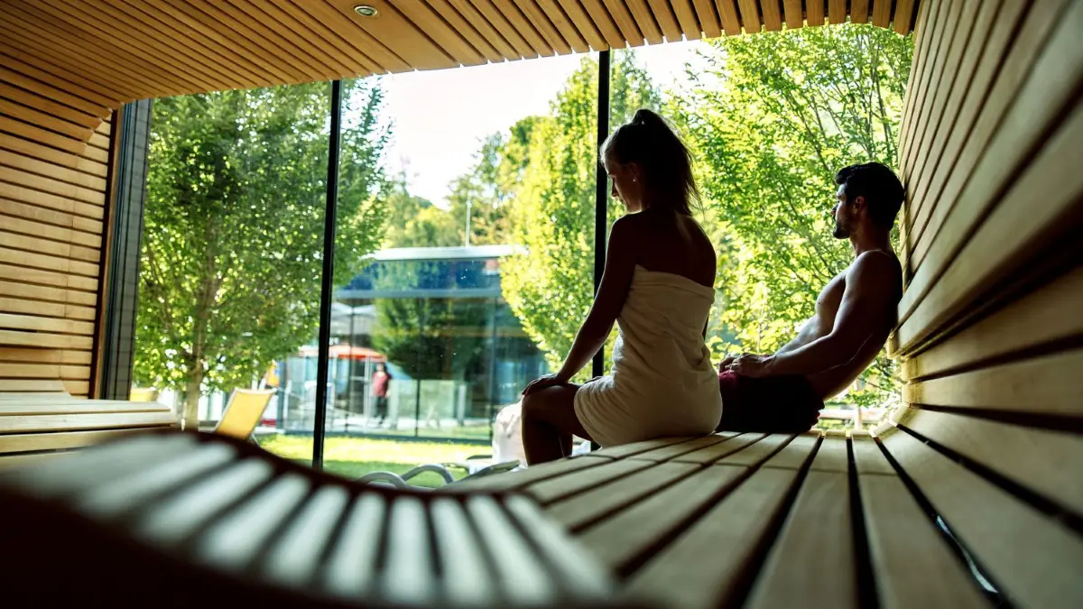 Entspannung pur im Thermalbad Bad Überkingen.
Die beiden Saunen (Kurpark-Chalet-Sauna & Kahlenstein-Sauna) im Thermalbad in Bad Überkingen öffnen unter Auflagen wieder.