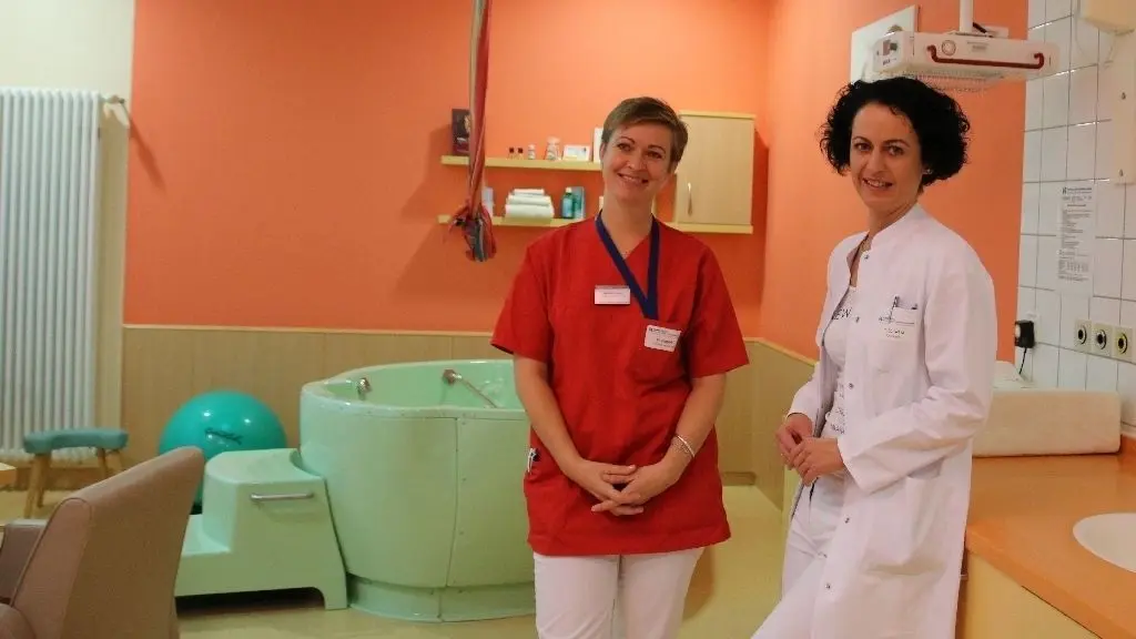 Die leitende Hebamme Manuela Eggert (li.) und die Chefärztin der Gynäkologie, Yvonne Schwarz, freuen sich ab 2. Dezember auf viele Geburten.
