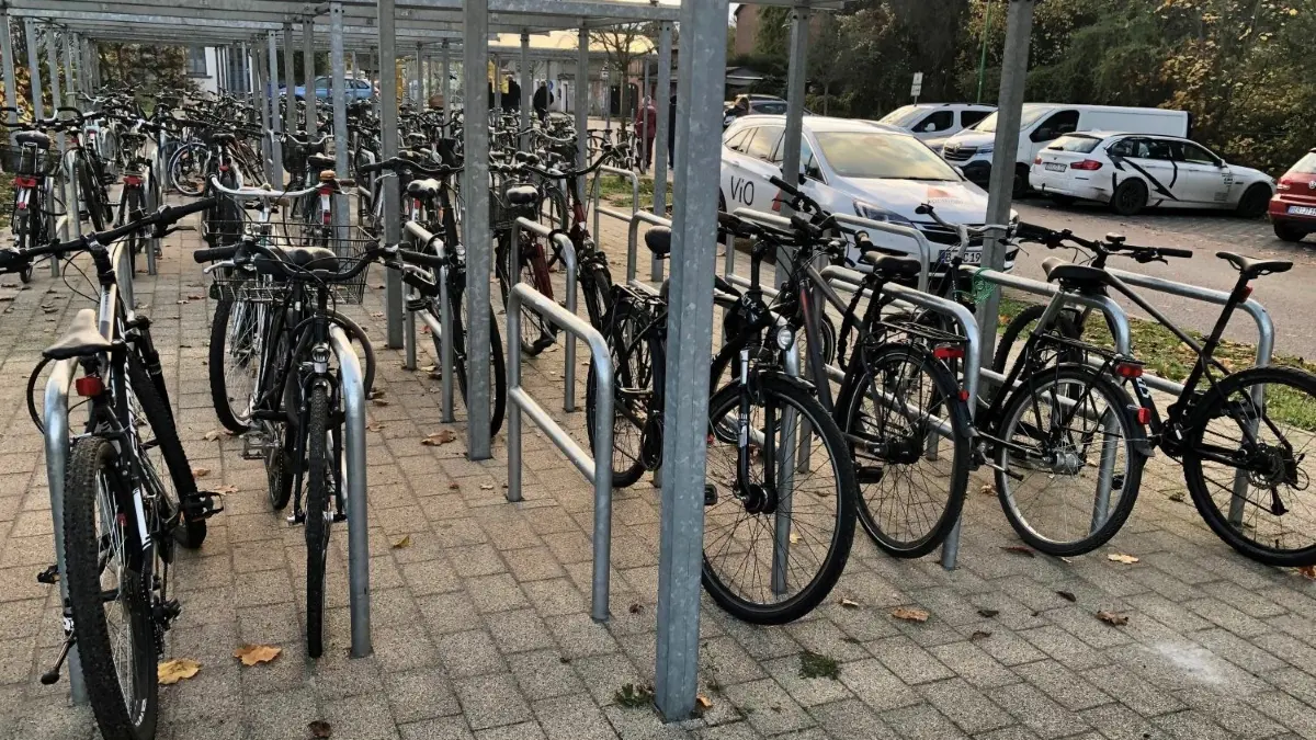 Täglich starten am Bahnhof Biesenthal zirka 500 Pendler per Bahn in Richtung Arbeit.
Täglich starten am Bahnhof Biesenthal zirka 500 Pendler per Bahn in Richtung Arbeit.